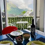 Avec Balcon Et Vue Sur Les Montagnes *
