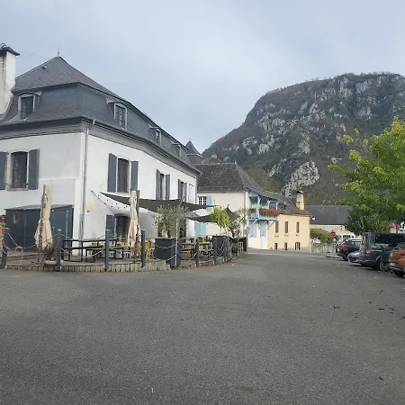 Avec Balcon Et Vue Sur Les Montagnes