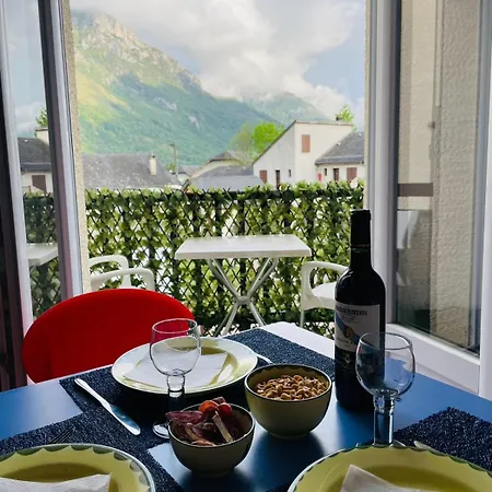 Avec Balcon Et Vue Sur Les Montagnes *